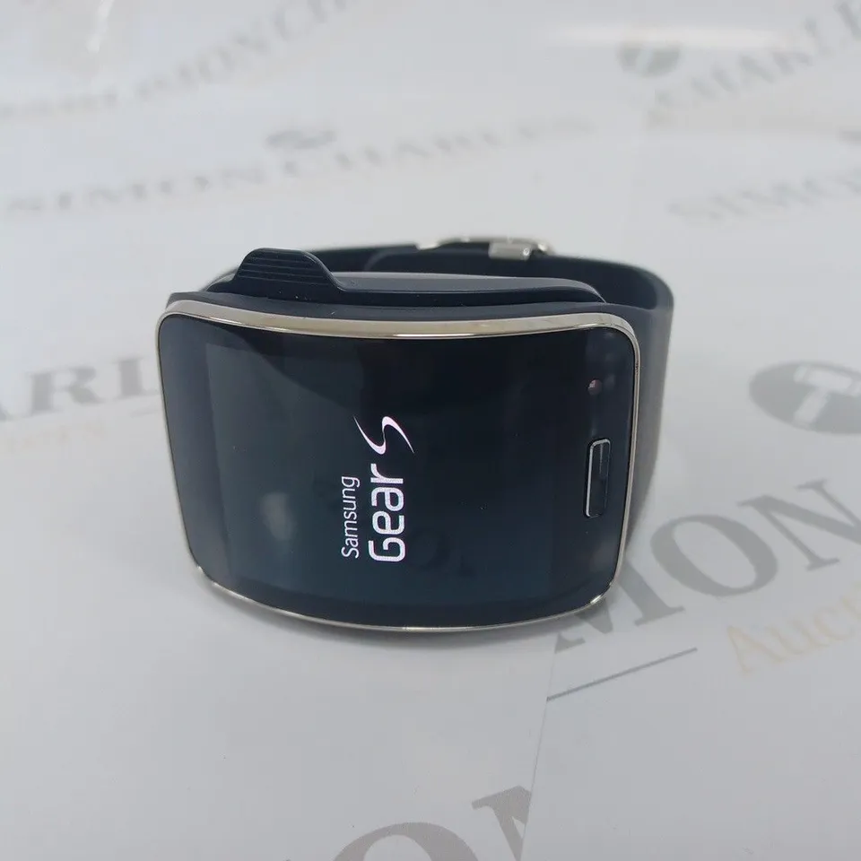 SAMSUNG GEAR S SMART WATCH WITH BATTERY PACK