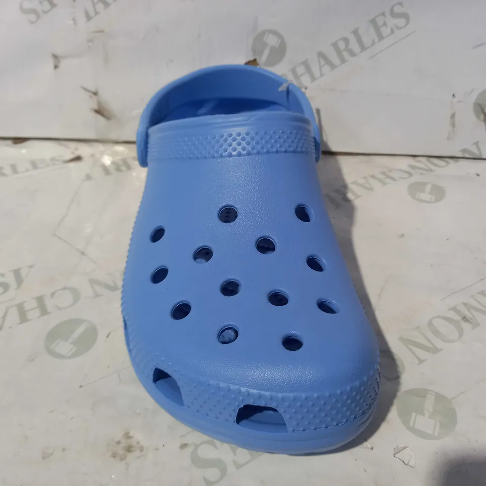 BOXED PAIR OF CROCS CLASSIC IN BLUE SIZE M6/W8