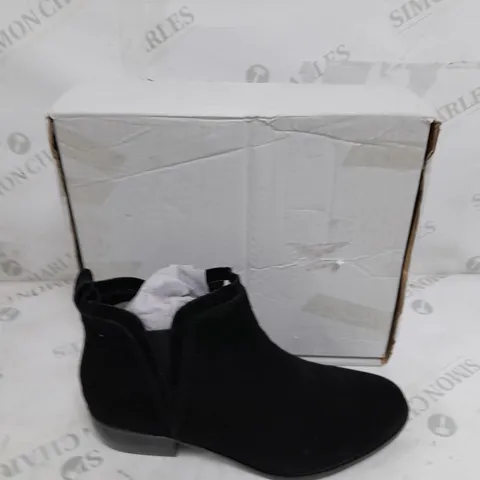 BOXED PAIR OF TEXAS BOOTS IN BLACK SIZE 7