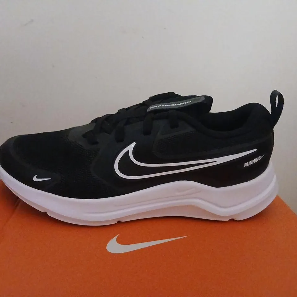 NIKE COSMIC RUNNER (GS) TRAINERS – BLACK/WHITE, UK 5