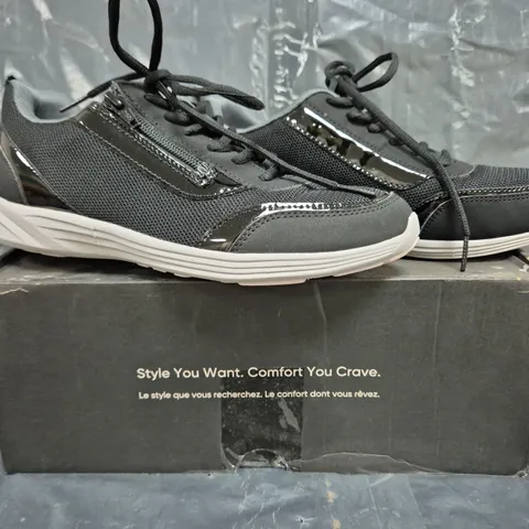 BOXED PAIR OF VIONIC LACE UP TRAINERS IN BLACK SIZE UK 6.5