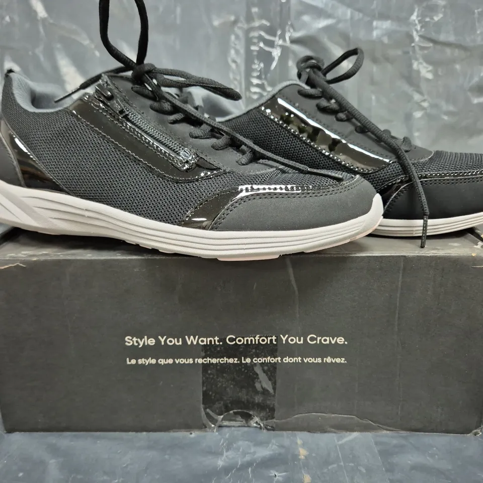 BOXED PAIR OF VIONIC LACE UP TRAINERS IN BLACK SIZE UK 6.5