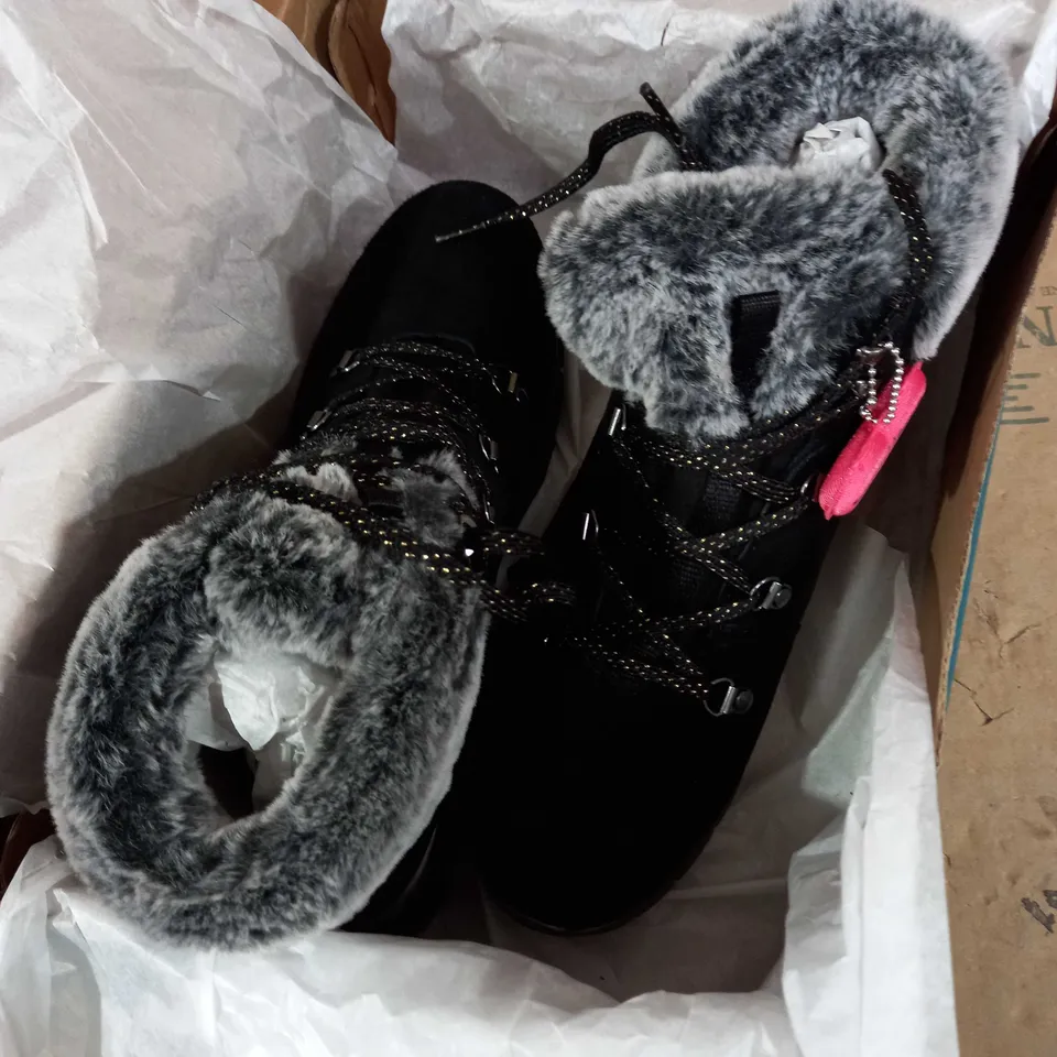 SKETCHER  BLACK DSIGNER STYLE BOOTS  SIZE 7 