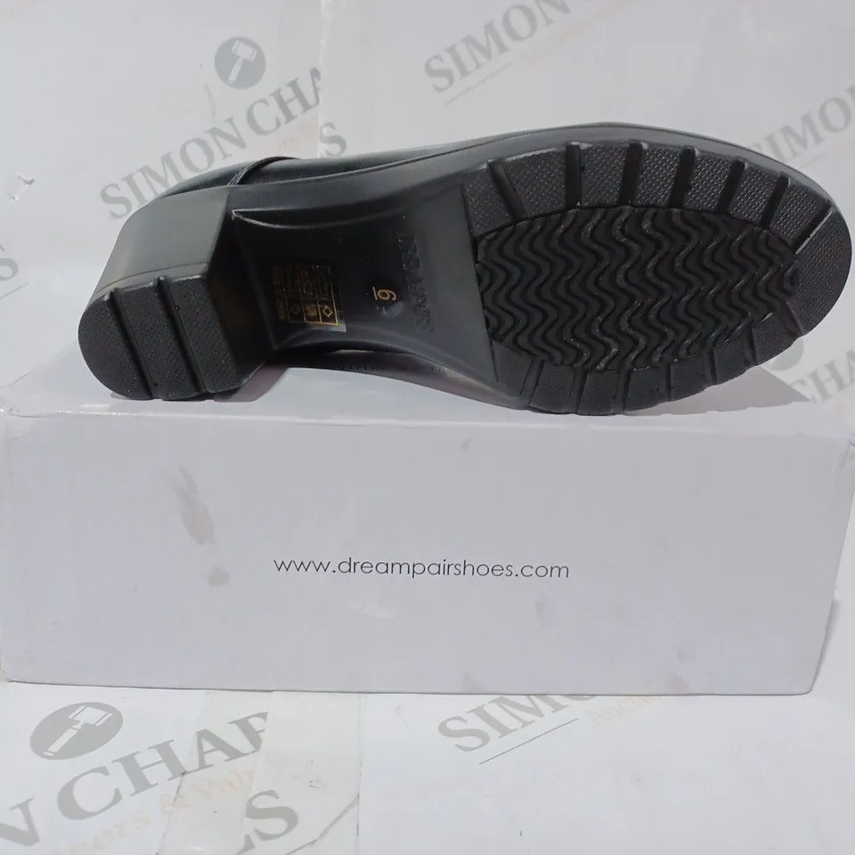 BOXED PAIR OF DREAMPAIRS CLOSED TOE LOW BLOCK HEEL SHOES IN BLACK UK SIZE 4