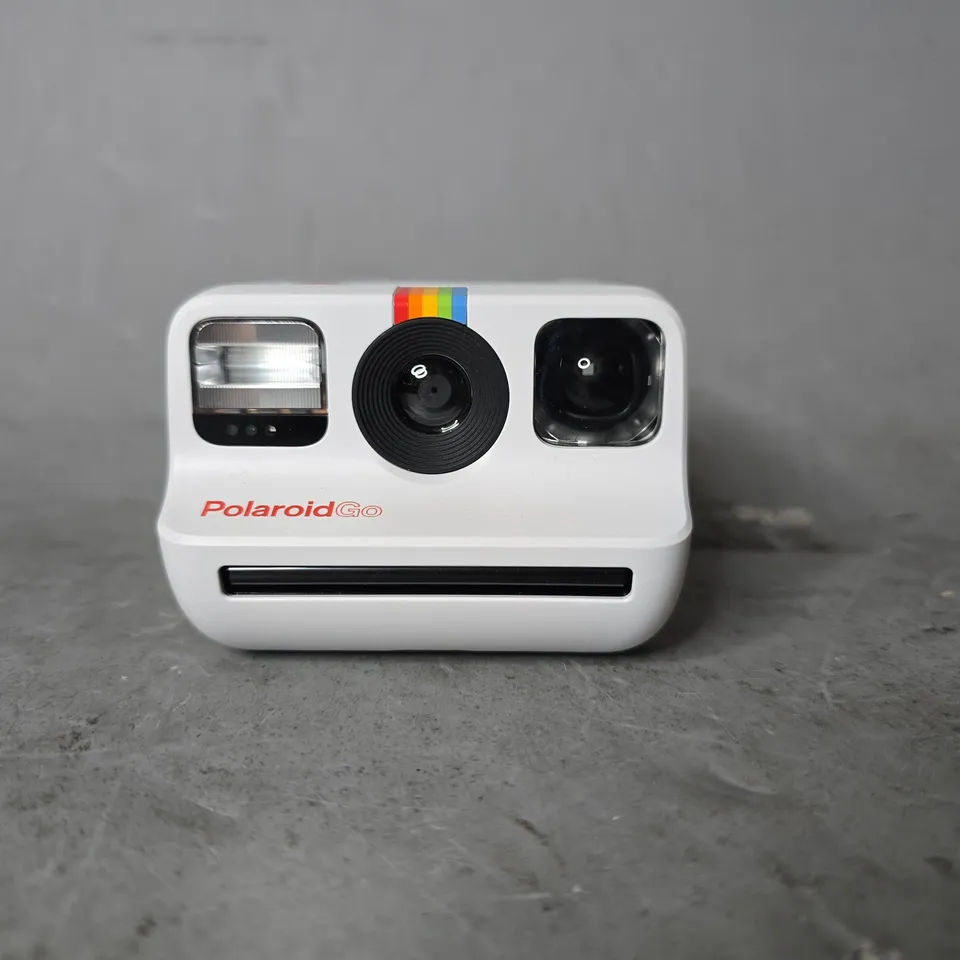 POLAROID GO WHITE INSTANT CAMERA 