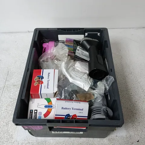 APPROXIMATELY 10 ASSORTED HOUSEHOLD ITEMS INCLUDING BOTTLE, COLOURED PENS, METAL PARTS ETC.