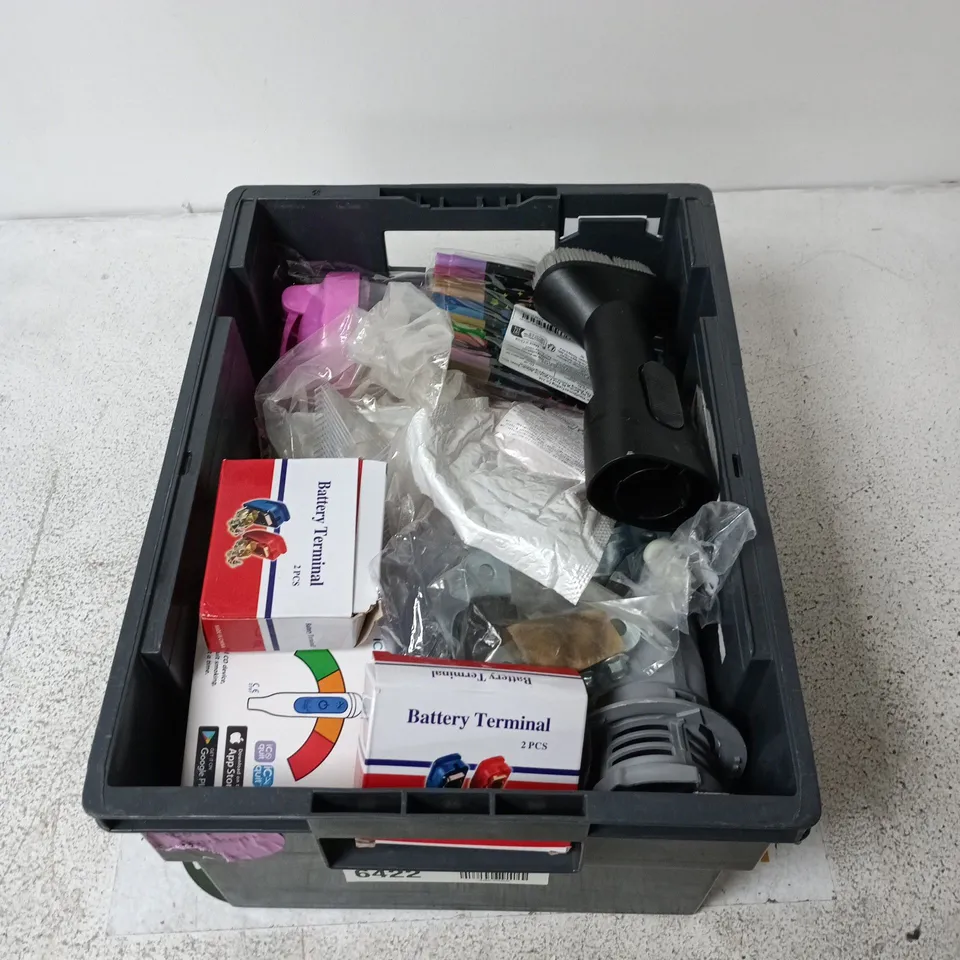 APPROXIMATELY 10 ASSORTED HOUSEHOLD ITEMS INCLUDING BOTTLE, COLOURED PENS, METAL PARTS ETC.