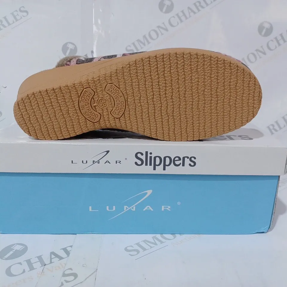 BOXED PAIR OF LUNAR SLIP-ON SLIPPERS IN GREY W. PINK PATTERN SIZE 5