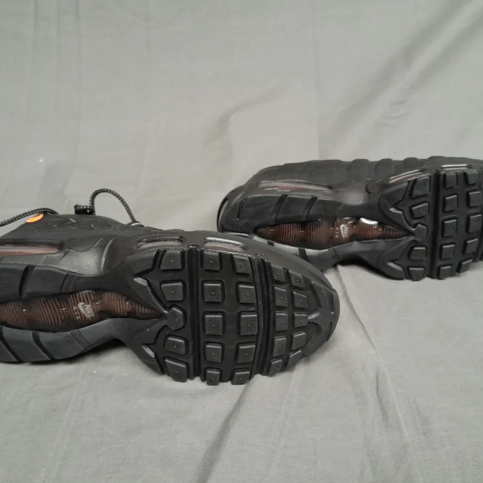 UNBOXED PAIR OF NIKE AIRMAX 95 SNEAKER BLACK/ORANGE SIZE UK 9 