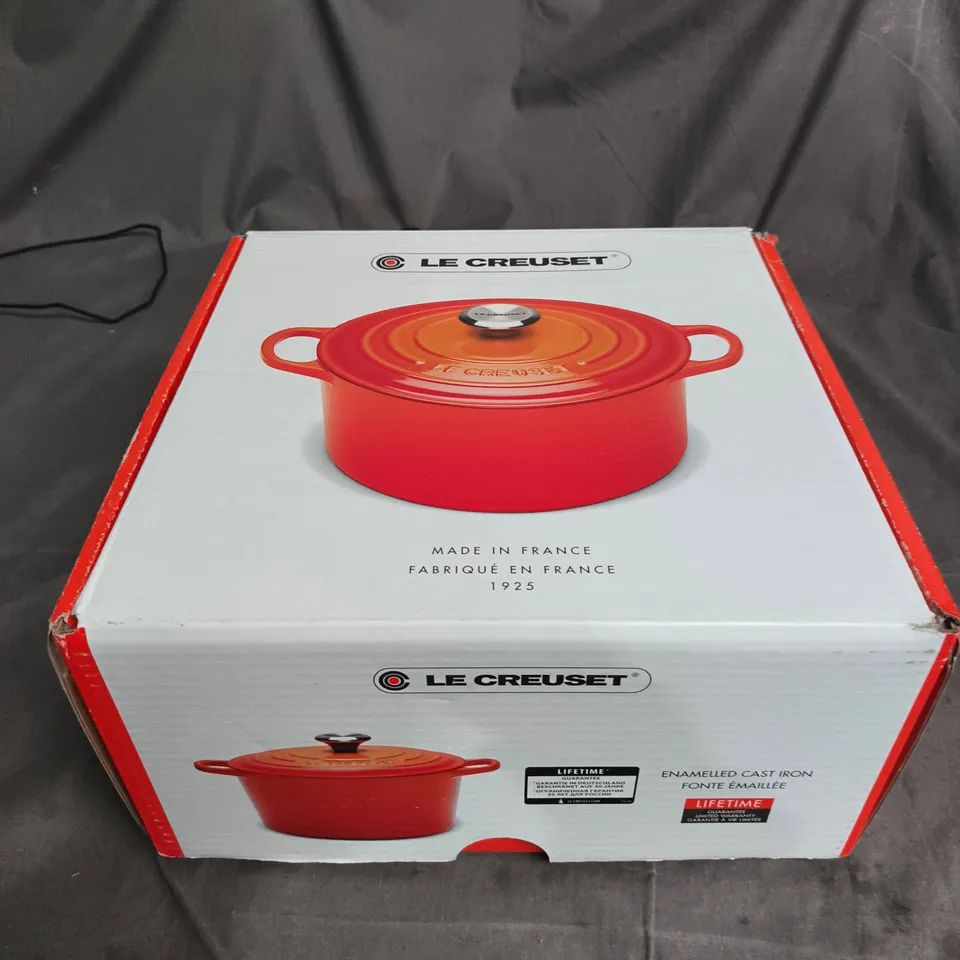 LE CREUSET 24 CM ROUND SIGNATURE CASSEROLE, SHELL PINK – BOXED