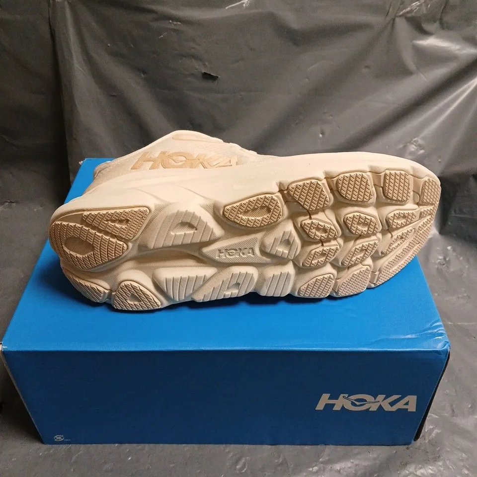 BOXED PAIR OF HOKA CLIFTON 10 TRAINERS - 6.5 