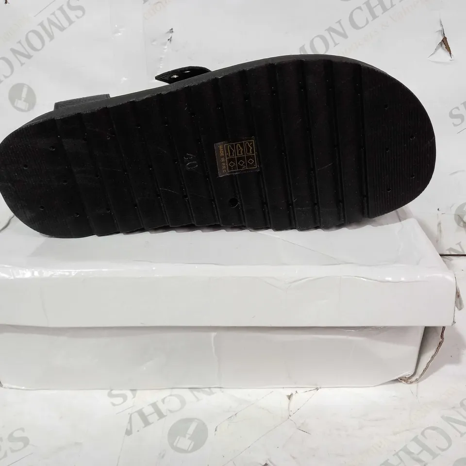 BOXED PAIR OF DESIGNER LEATHER BUCKLE STRAP SHOES IN BLACK EU SIZE 40