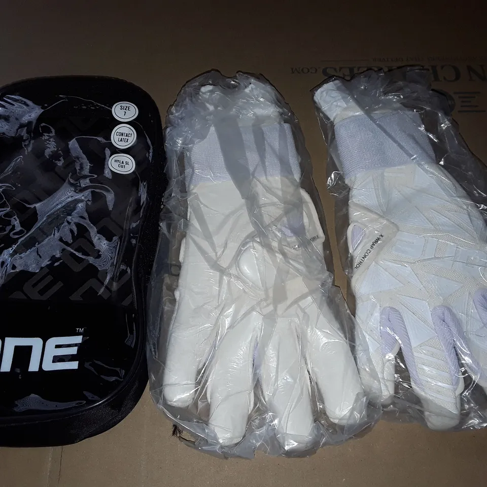 ONE SIZE 7 TRAINING GLOVES - WHITE
