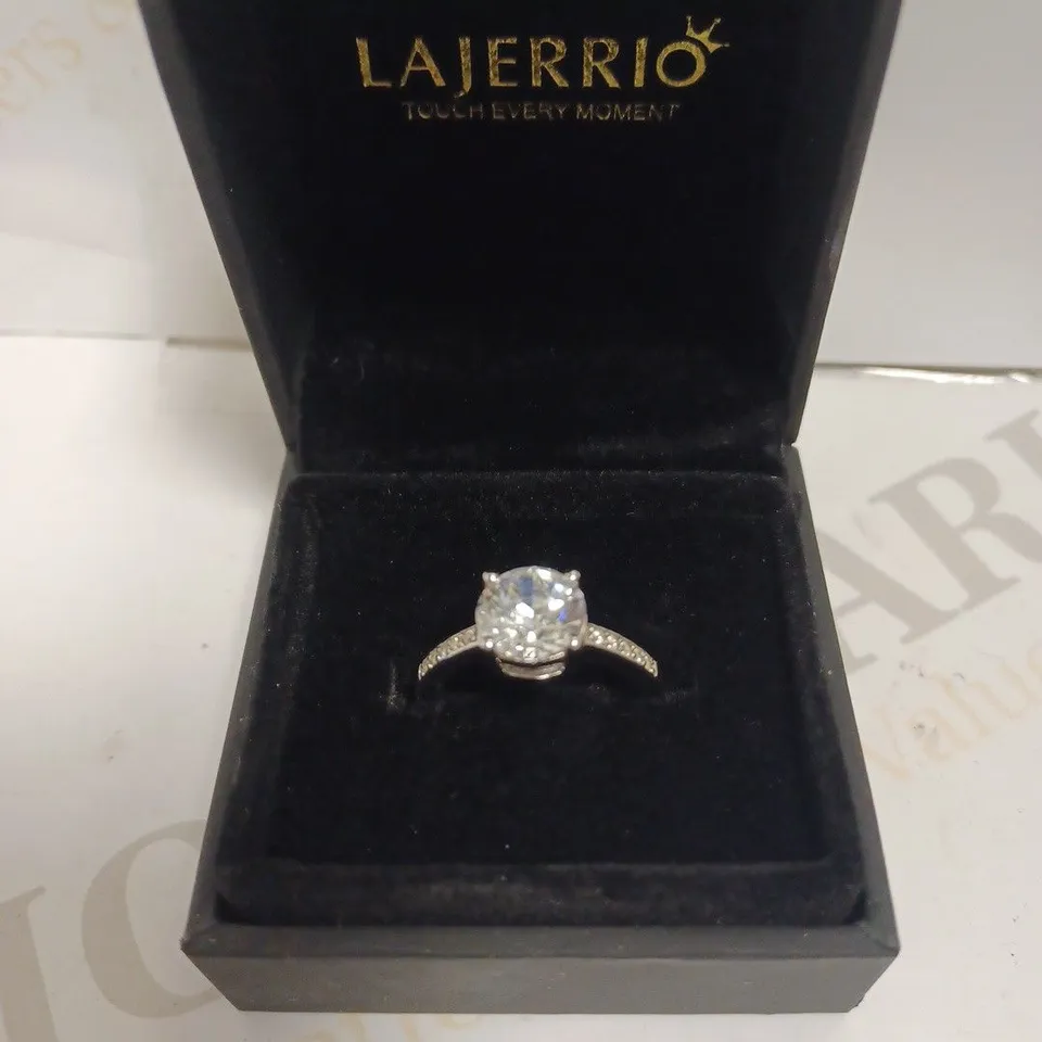LAJERRIO SILVER BAND RING WITH CUSHION CUT STONE