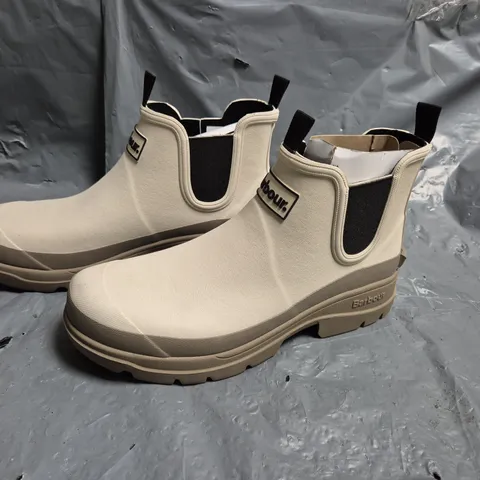 BARBOUR BEACON BRAND BOOTS IN WHITE - 9