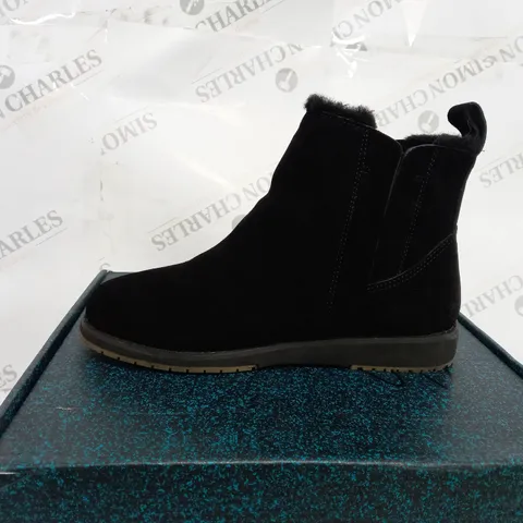 BOXED EMU PANU WATER RESISTANT SUEDE BOOTS, BLACK - SIZE 5