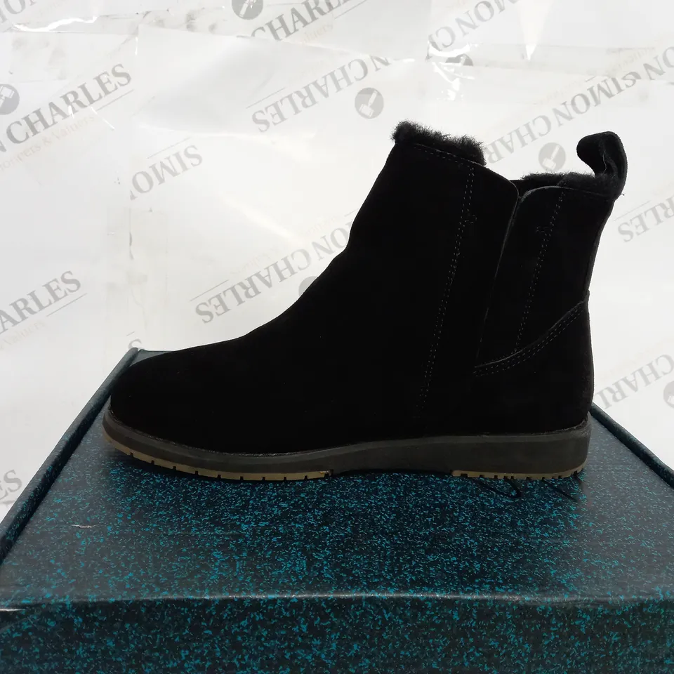 BOXED EMU PANU WATER RESISTANT SUEDE BOOTS, BLACK - SIZE 5