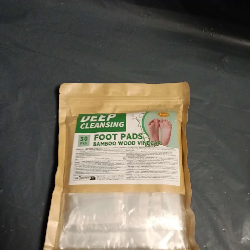 APPROXIMATELY 10 ASSORTED HEALTH AND BEAUTY ITEMS INCLUDING HEATED BRUSH AND DEEP CLEANSING FOOT PADS 