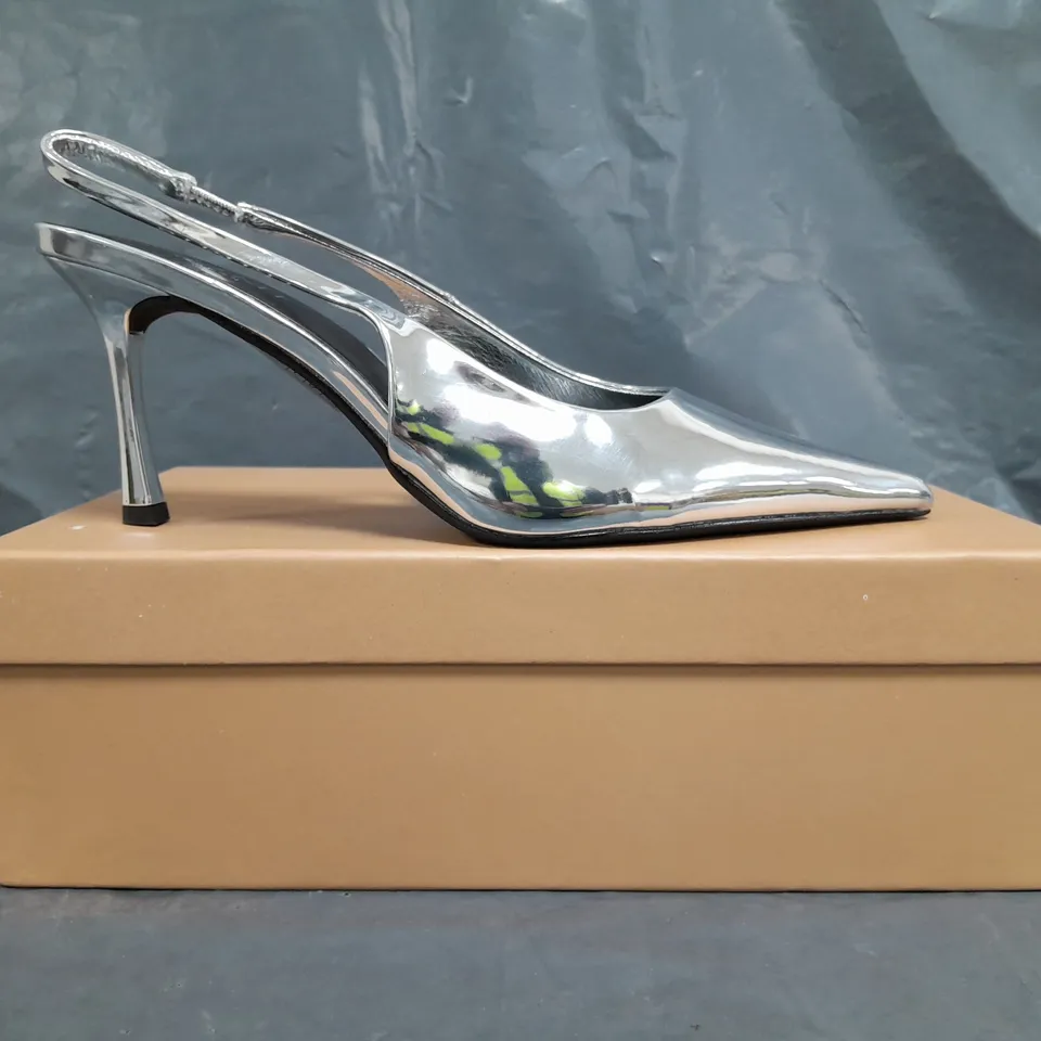 BOXED PAIR OF SIMMI LONDON LIORRA POONTED TOE SLINGBACK HEELED SHOES IN SILVER MIRROR COLOUR SIZE 5