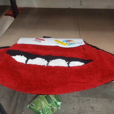 CARLE LIPS SHAPED BATH MAT