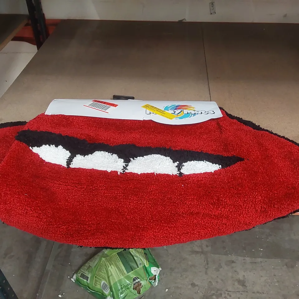 CARLE LIPS SHAPED BATH MAT
