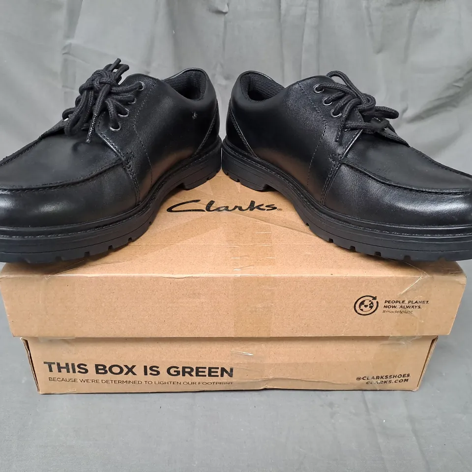 BOXED PAIR OF CLARKS SHOES IN BLACK UK SIZE 5.5