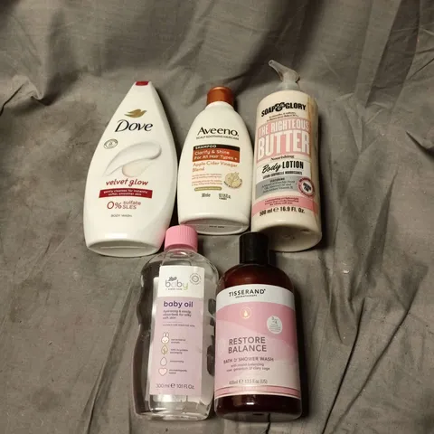 APPROXIMATELY 15 ASSORTED COSMETIC ITEMS TO INCLUDE DOVE, AVEENO, SOAP AND GLORY, BOOTS BABY OIL, TISSERAND BATH AND SHOWER WASH ETC