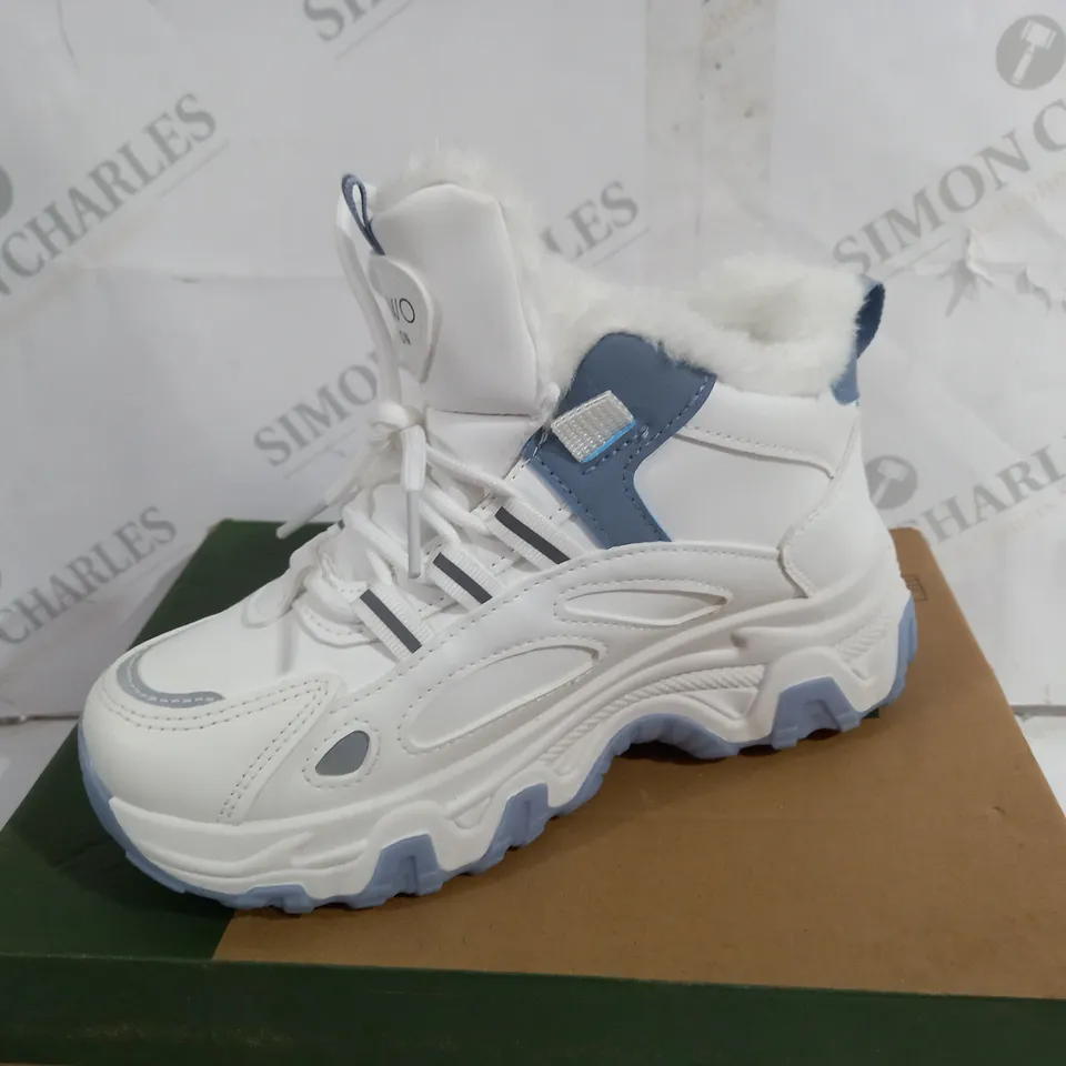 BOXED PAIR OF WANWO FASHION WHITE SHOES SIZE 35