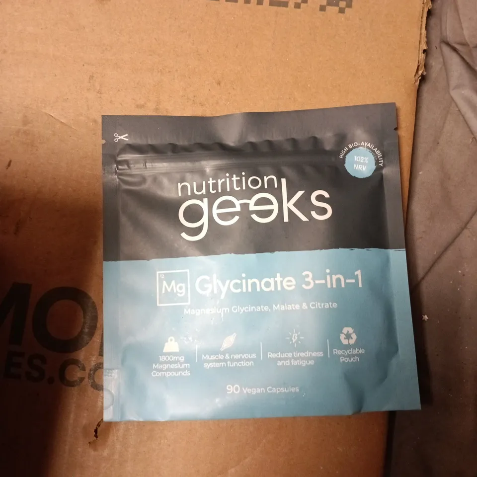 TOTE OF APPROXIMATELY 12 ASSORTED VITAMINS AND DIETARY SUPPLEMENTS TO INCLUDE: NUTRITION GEEKS GLYCINATE 3 IN 1 
