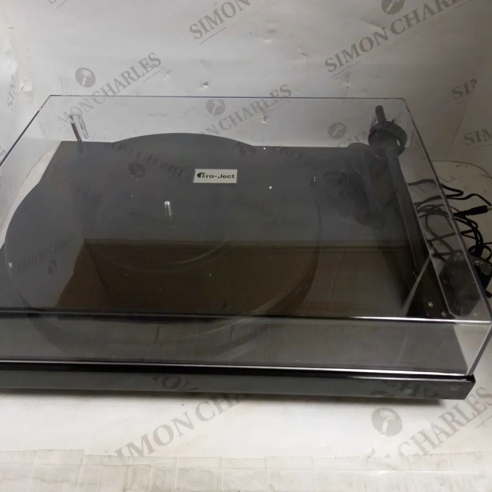 PRO-JECT - DEBUT CARBON DC TURNTABLE