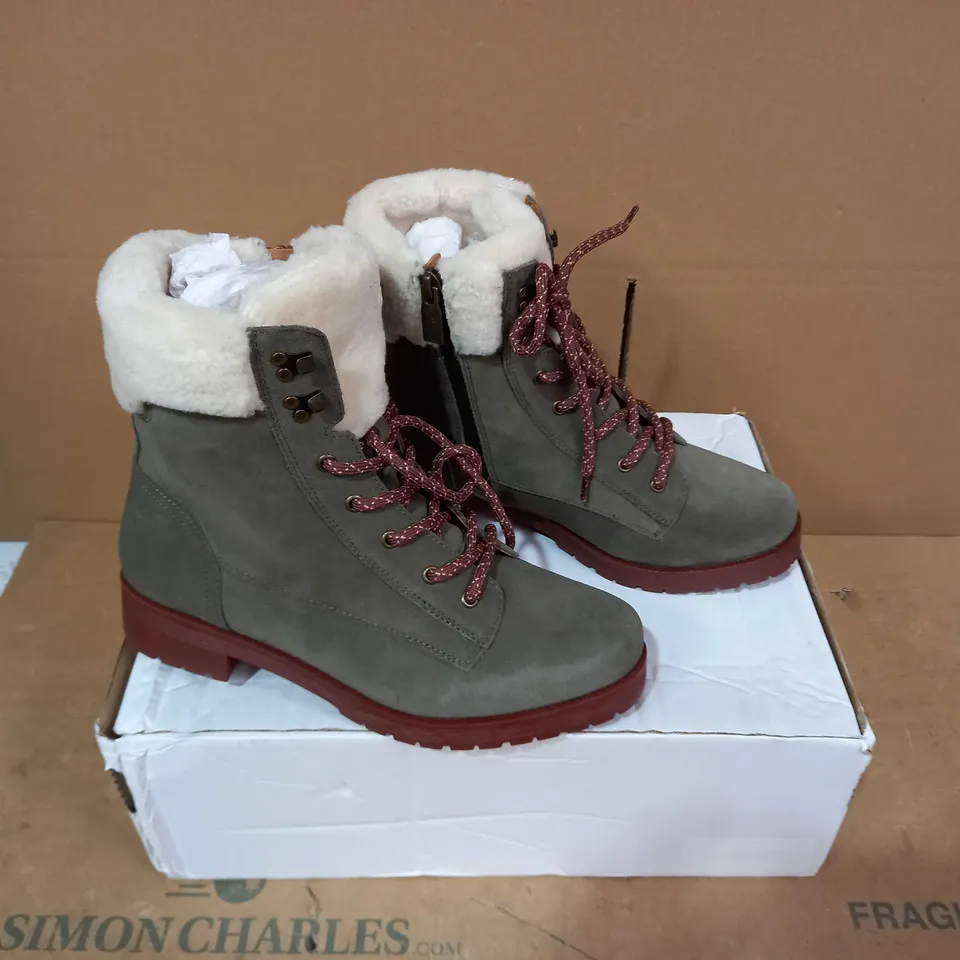 BOXED PAIR OF VIONIC BOOTS - SIZE 7