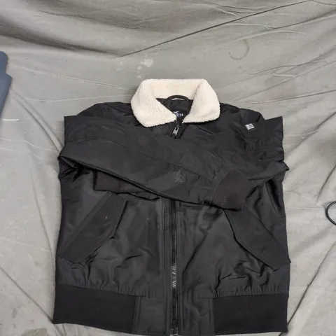 HOLLISTER CALIFORNIA BLACK BOMBER JACKET WITH WHITE FAUX SHEARLING COLLAR – XS