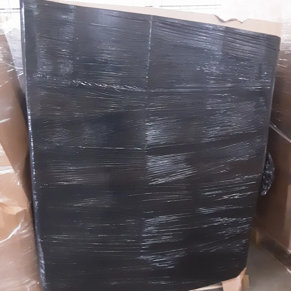 LARGE PALLET OF ASSORTED HOMEWARE ITEMS TO INCLUDE SOLAR PANELS, BATH SHELF, CAMPING COT ETC 