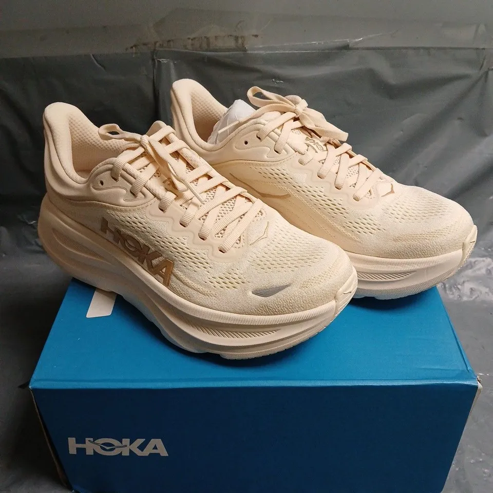 BOXED PAIR OF HOKA BONDI 9 TRAINERS - 7