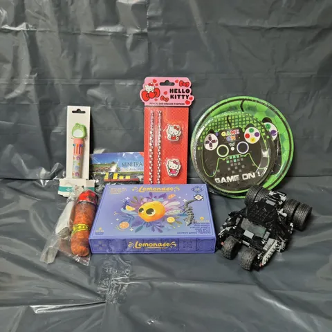 APPROXIMATELY 15 ASSORTED TOYS & GAMES TO INCLUDE LEGO BATMAN TUMBLER TOY (MISSING PARTS), LEMONADE BOARDGAME, HELLO KITTY PENCILS, ETC