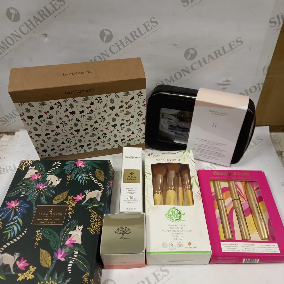 BOX OF APPROXIMATELY 15 ASSORTED BEAUTY PRODUCTS TO INCLUDE GRANDE GOAL MASCARA, SARA MILLER HAND CREAM SET, BAREMINERALS HOLIDAY CLEAN MAKE-UP SET ETC 