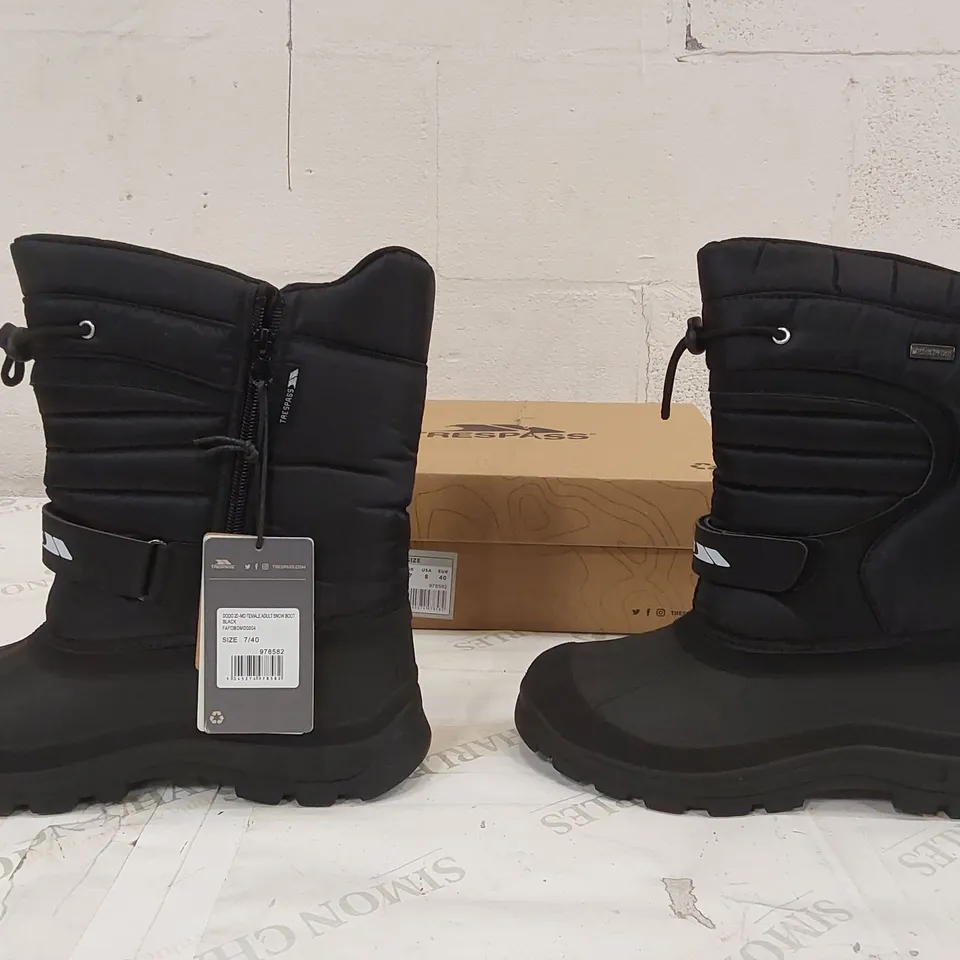 BOXED TRESPASS DODO 20 ADULT SNOWBOOTS - SIZE 7 (1 BOX)