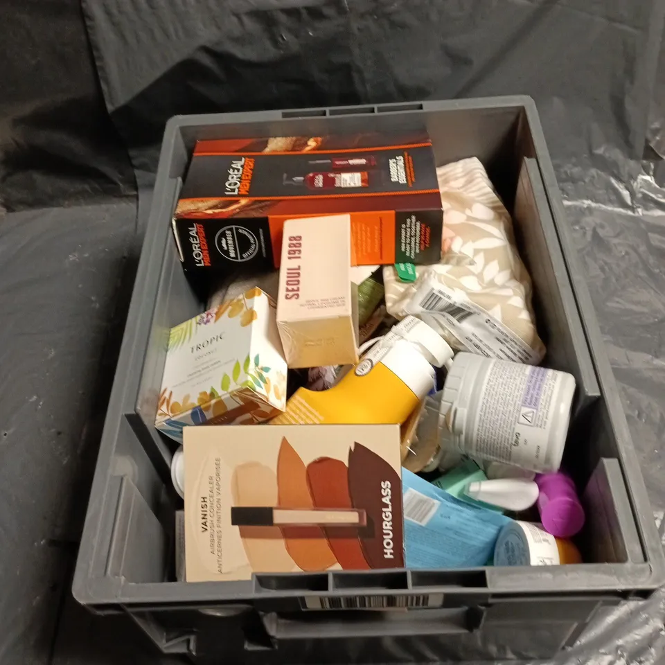 APPROXIMATELY 20 ASSORTED ITEMS OF COSMETICS INCLUDING SEOUL 1988 RETINAL LIPOSOME, TROPIC COCONUT BODY PEBBLE, LOREAL MEN EXPERT ESSENTIALS AND SUDOCREM