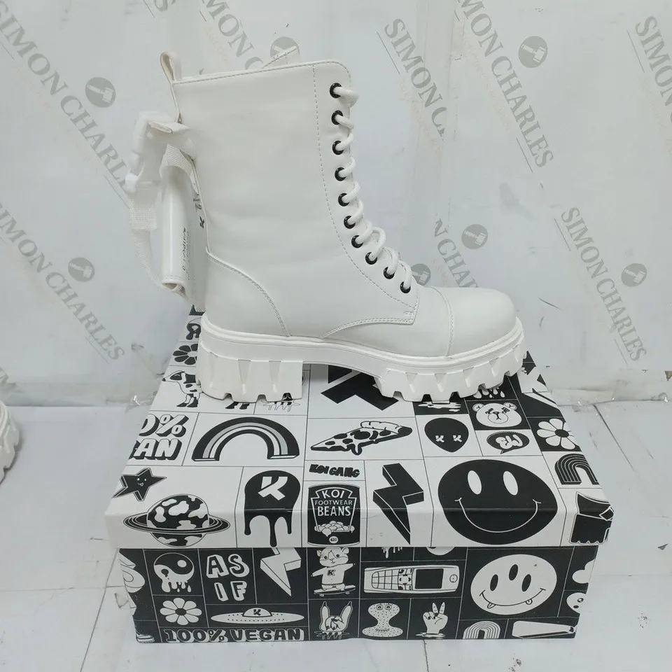 KOI FOOTWEAR LADIES WHITE BANSHEE BOOTS SIZE 4