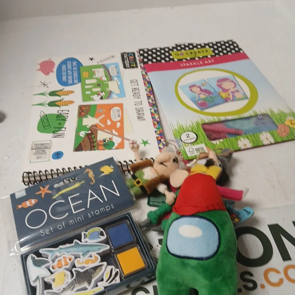 APPROXIMATELY 10 ASSORTED TOYS AND GAMES TO INCLUDE PLUSH TOYS, MINI STAMPS, SPARKLE ART ETC 
