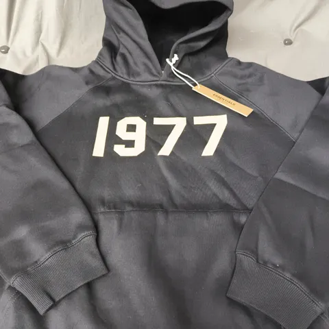 FEAR OF GOD ESSENTIALS HOODIE – BLACK 1977 PRINT - SIZE S