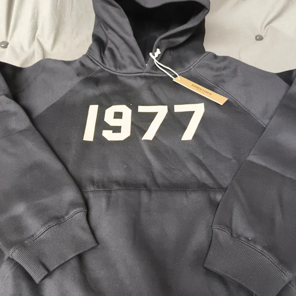 FEAR OF GOD ESSENTIALS HOODIE – BLACK 1977 PRINT - SIZE S