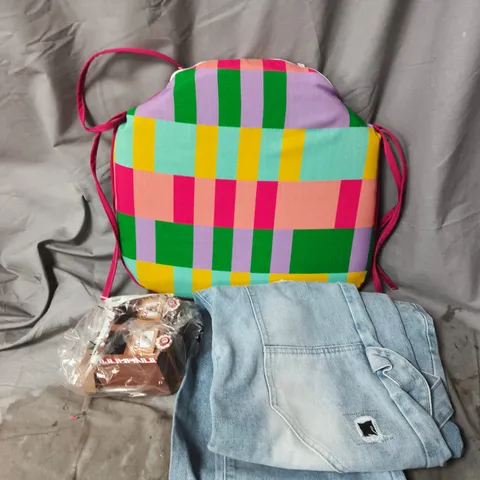 CAGE OF APPROXIMATELY 10 ASSORTED BROKEN OR DAMAGED ITEMS TO INCLUDE - CLOTHING, CUSHION COVER AND A FESTIVE DECORATION ETC. COLLECTION ONLY