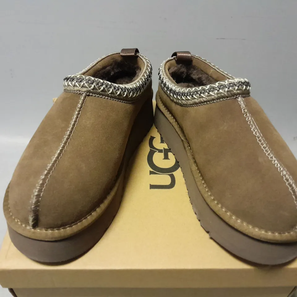 BOXED PAIR OF UGGS WOMENS TAZZ SLIPPERS IN BROWN - UK 6