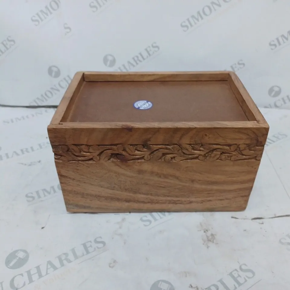 SLIDING WOODEN BOX WITH ENGRAVING DETAIL 