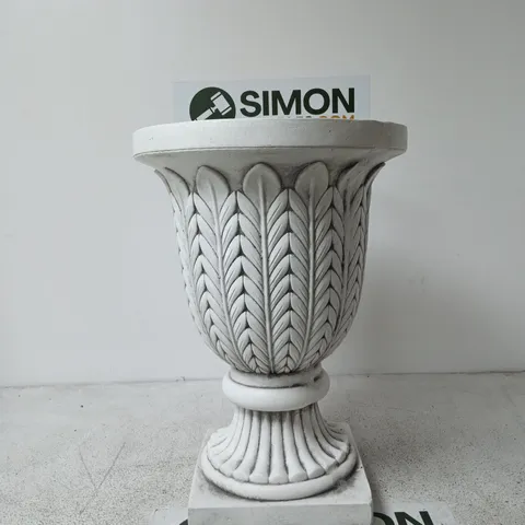 GARDEN ORNAMENT / PLANTER URN IN CLASSICAL STYLE