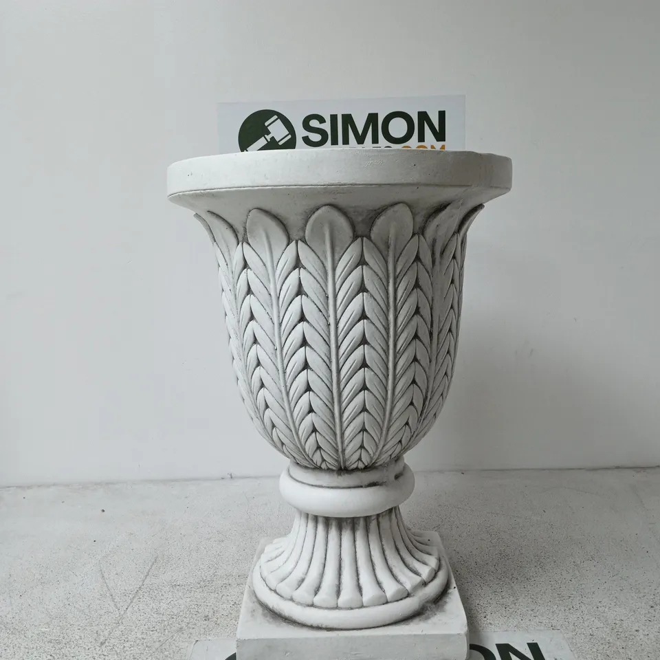 GARDEN ORNAMENT / PLANTER URN IN CLASSICAL STYLE