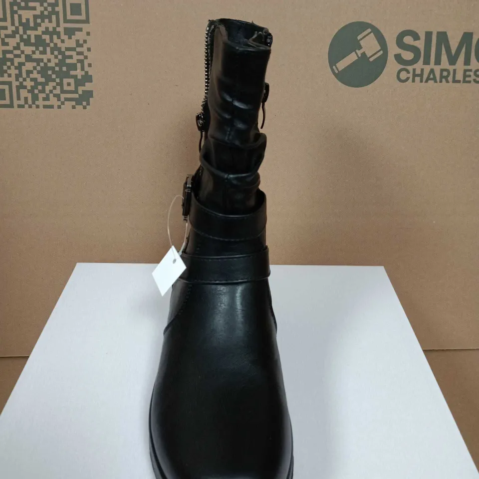 BOXED PAIR OF SHOES BY EMMA CATALINA BLACK LEATHER BOOTS, UK SIZE 4