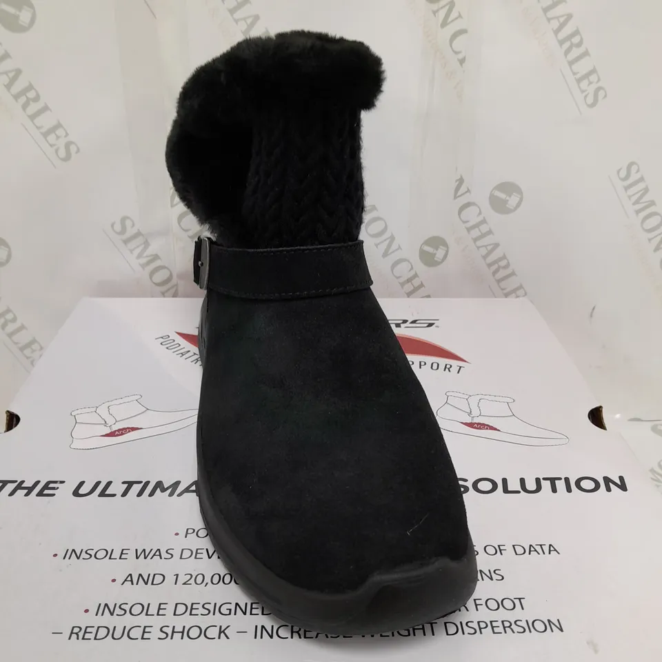 BOXED SKECHERS GO BOOTS IN BLACK - SIZE 7 RRP £20