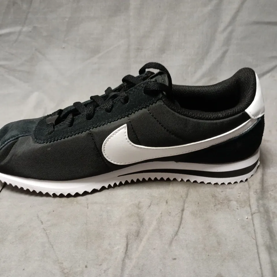 NIKE CORTEZ TXT (GS) SNEAKERS – BLACK/WHITE – UK4 (4Y) YOUTH SIZE